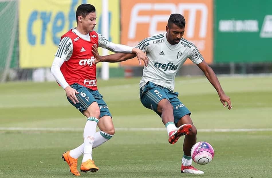 Diogo Barbosa disputa bola com Thiago Santos