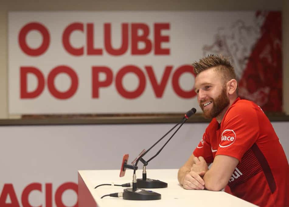 Lateral do Inter, sobre o Gre-Nal: 'Temos que impor nosso ritmo'