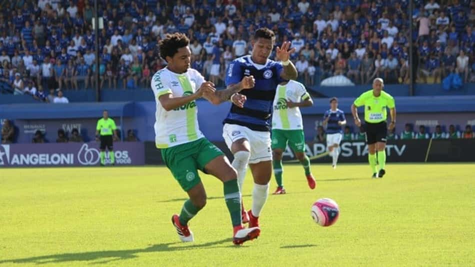 Chapecoense vence Tubarão e se mantém na liderança do Catarinense