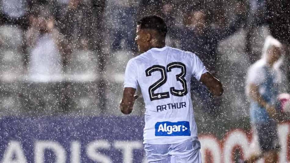 Arthur Gomes bateu o pênalti que definiu a situação 