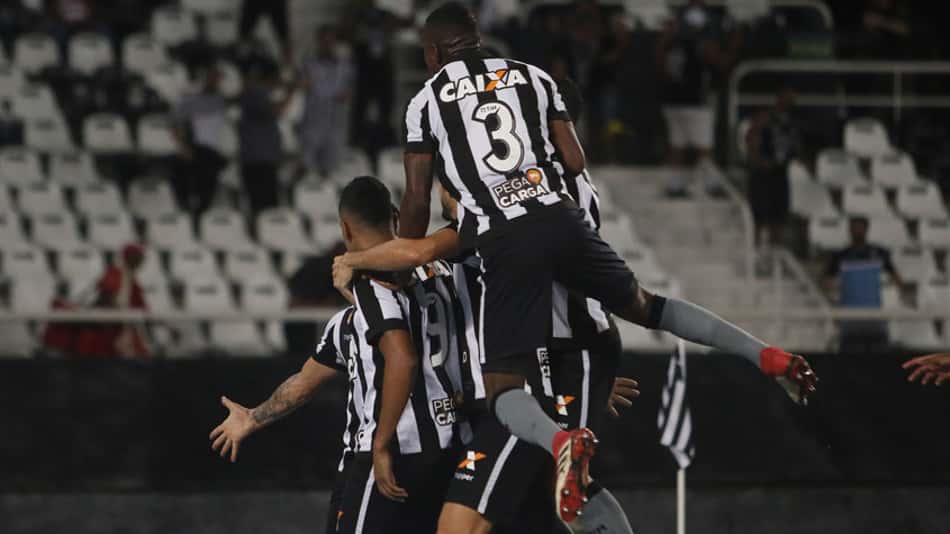 Dupla destaca confiança no zagueiro Marcelo: 'Impulsão monstruosa'
