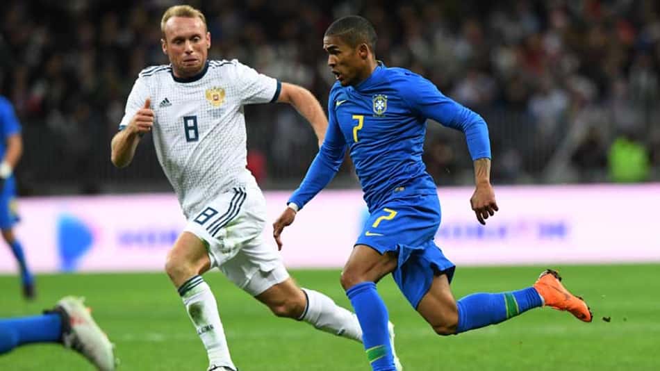 Douglas Costa comemora chance na Seleção: 'Acho que aproveitei bem'