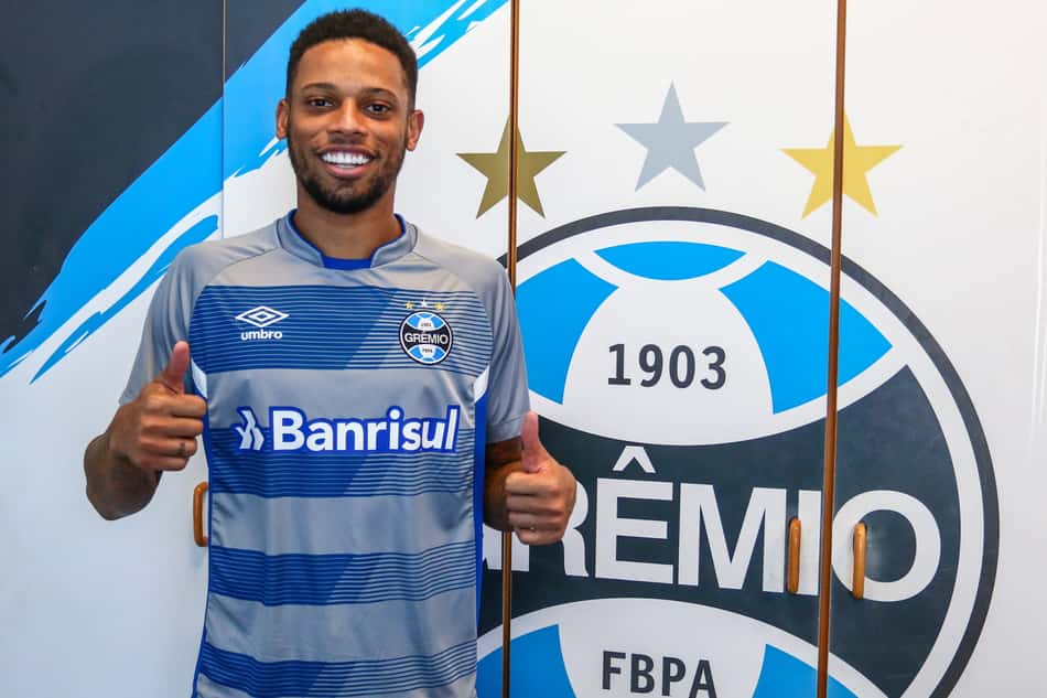 Grêmio oficializa a contratação do atacante André