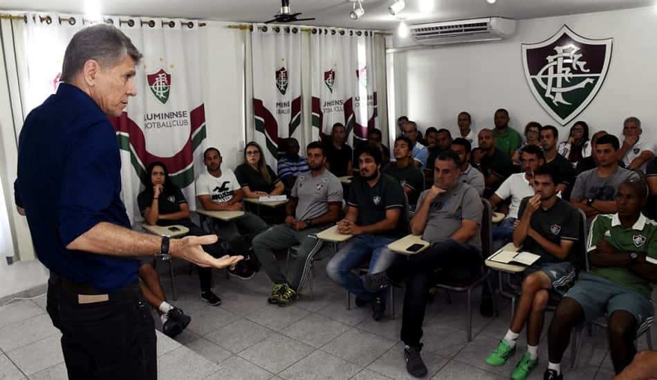 Autuori na reunião da base