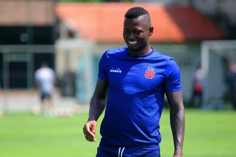 Riascos durante treino em São Januário