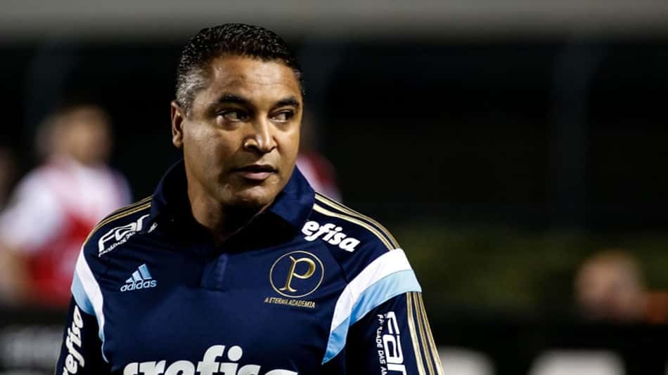 Roger elogia Jailson, vê Keno como diferencial e diz que semi está aberta