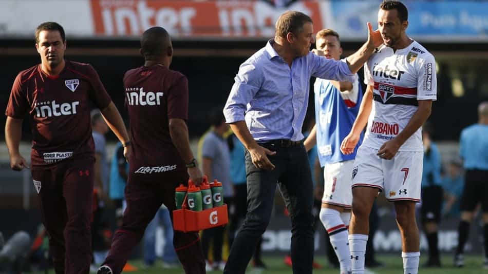 Em jogo muito truncado no meio-campo, com duas equipes com mais ou menos a mesma postura, o São Paulo contou com a boa atuação de Nenê e de Tréllez para vencer o Corinthians por 1 a 0, na tarde deste domingo, no Morumbi, e largar na frente na semifinal do Campeonato Paulista. Confira as notas! (Por: Ana Canhedo)