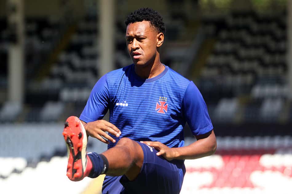 Fabrício durante treino em São Januário