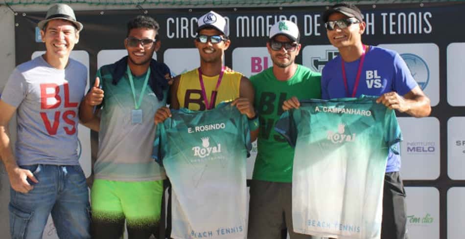 Premiação com campeões segurando a camisa