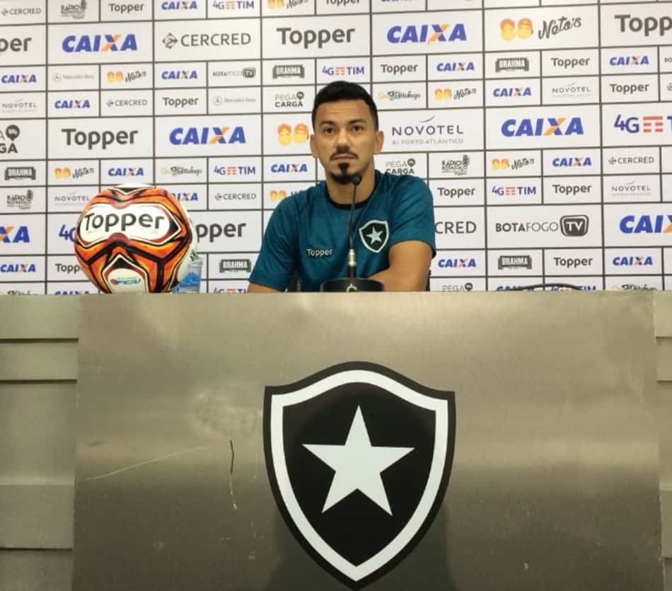 Lindoso cita 'cobrança interna' entre os jogadores para vencer o Fla