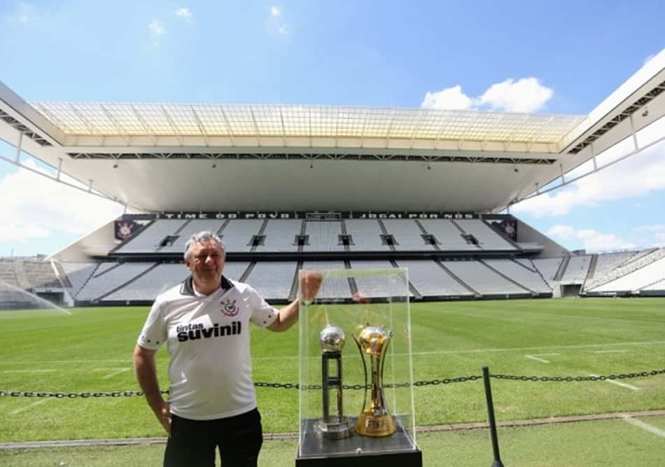 Torcedor 'número 4 milhões' da Arena Corinthians faz tour especial