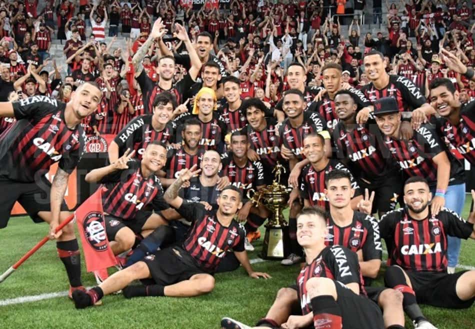 Jogadores do Atlético-PR não contém a emoção com a vaga na final