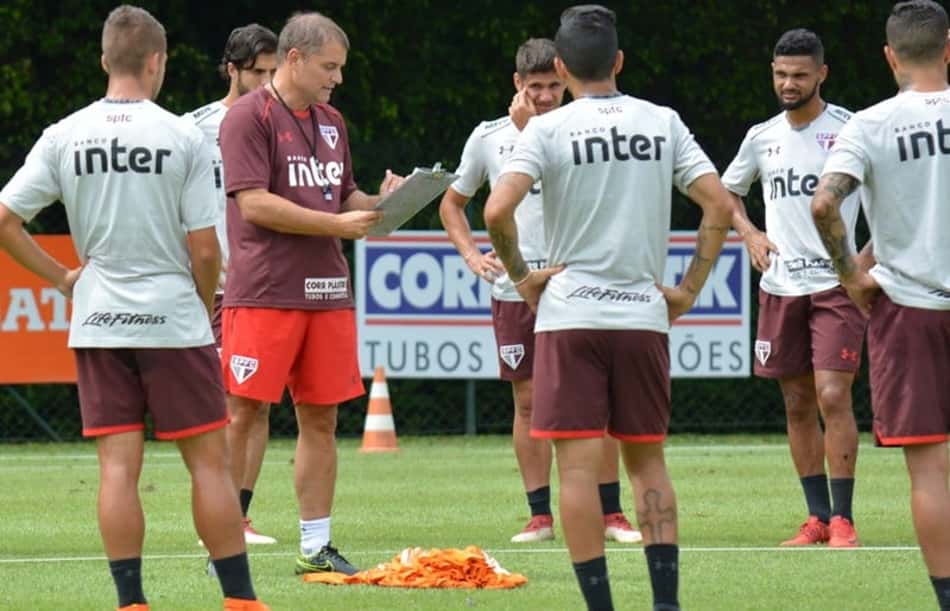 Aguirre trabalha posse de bola e transição ao ataque no São Paulo