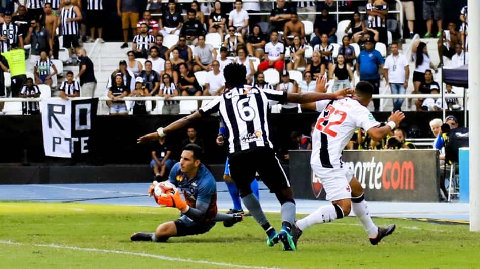 Castigado com um gol nos acréscimos, o Botafogo perdeu por 3 a 2 para o Vasco, neste domingo, no Nilton Santos, e saiu atrás na decisão do Carioca. Gatito, que fez boa defesa em chute de Paulinho, e Brenner, autor de um gol, se destacaram no Glorioso no clássico. Confira as notas do LANCE! (por Lazlo Dalfovo)