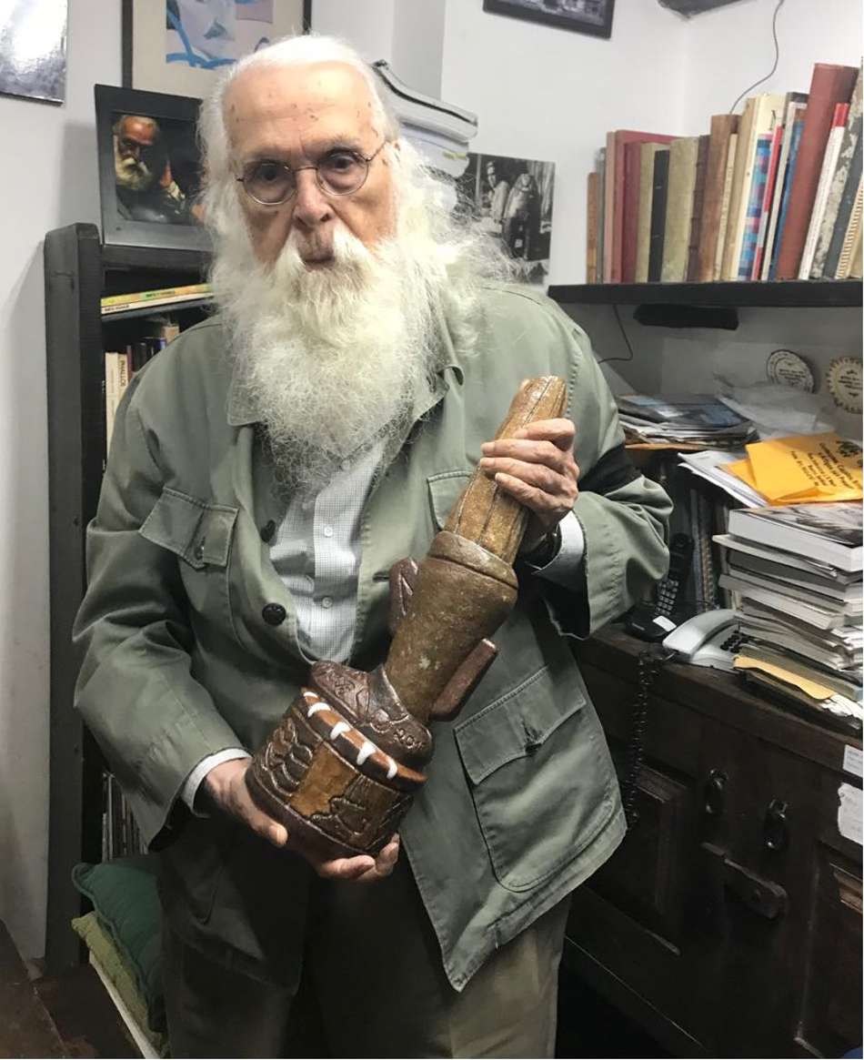O artista plástico Francisco Brennand com sua criação