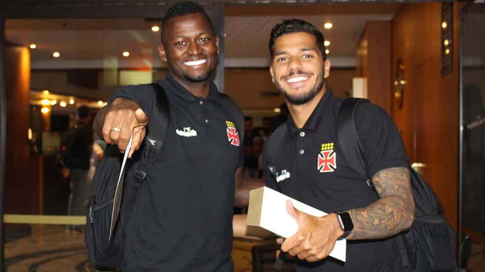Vasco desembarca em BH e Henrique fala de retorno ao time cruz-maltino
