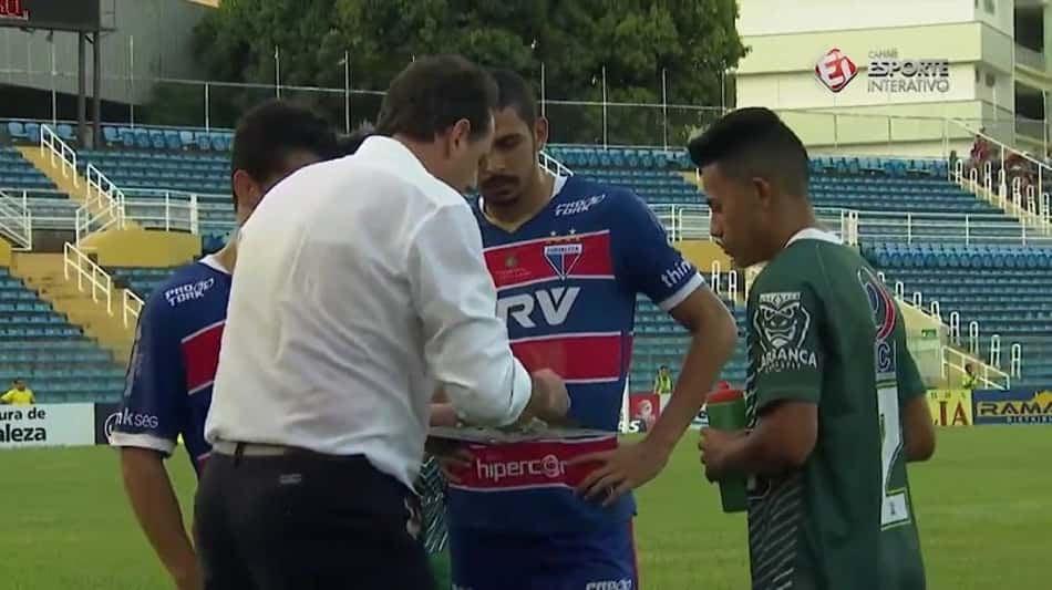 Rogério Ceni passa instruções aos jogadores de Fortaleza e Floresta