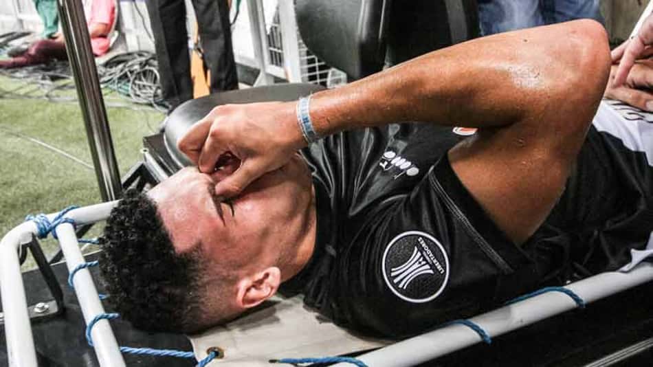 Paulinho afirma ter sido 'só um susto' lance em que machuca o braço