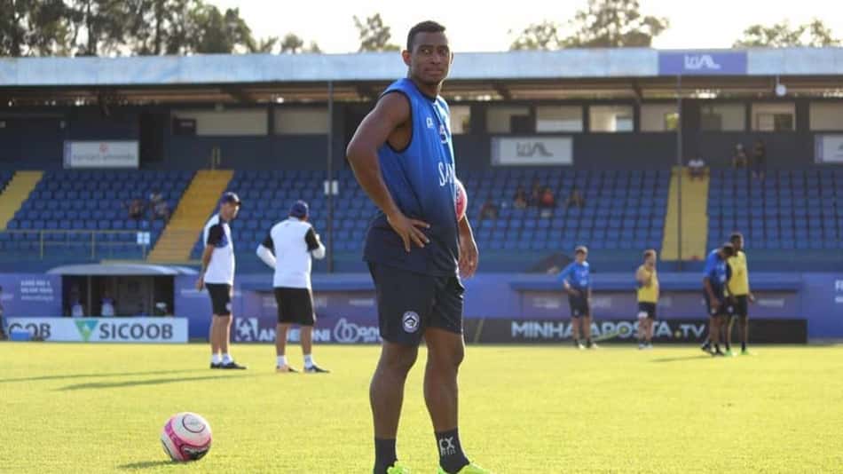 Lateral-direito Marcos Vinícius é apresentado na Chapecoense