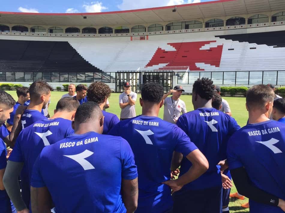 Zé Ricardo conversa com elenco em São Januário