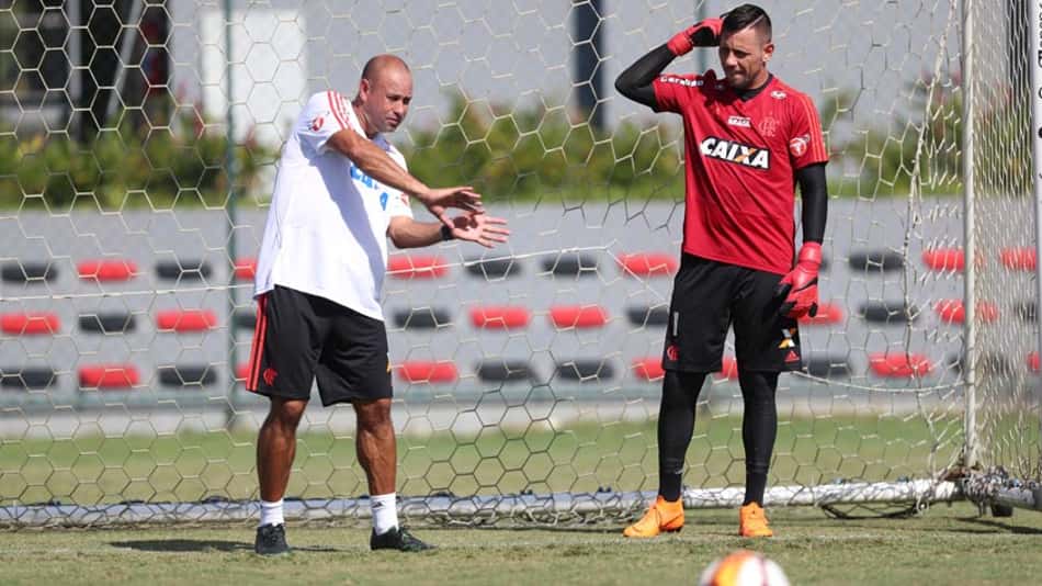 Livre das dores, Diego Alves não será baixa no Fla na estreia do Brasileirão