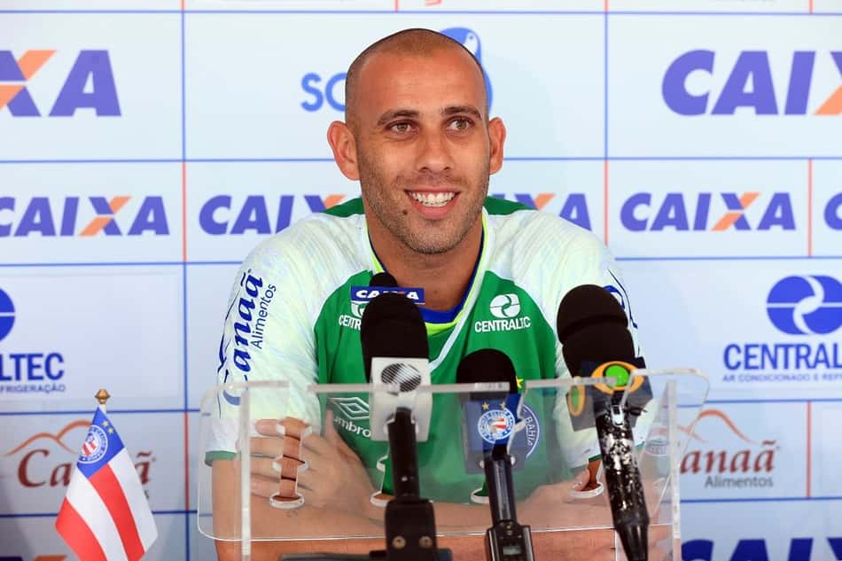 Bahia rescinde contrato com goleiro revelado pelo Corinthians