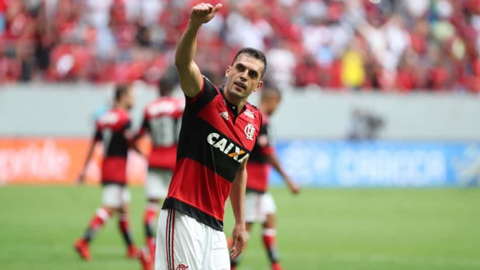 Rhodolfo volta a treinar no campo e pode ser novidade na quarta-feira