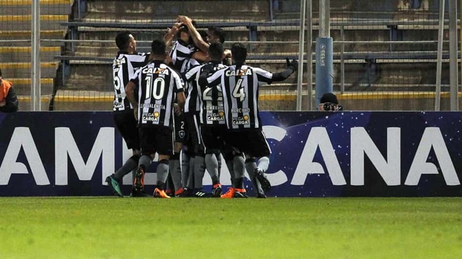 O Botafogo iniciou sua trajetória na Sul-Americana com vitória. O Glorioso reencontrou o ídolo Loco Abreu e levou a melhor na vitória por 2 a 1 sobre o Audax Italiano, no Chile. Os atacantes Brenner e Rodrigo Pimpão - autores dos gols - levaram as maiores notas. Confira, a seguir, as notas do LANCE! (avaliações por Lazlo Dalfovo - lazlodalfovo@lancenet.com.br).