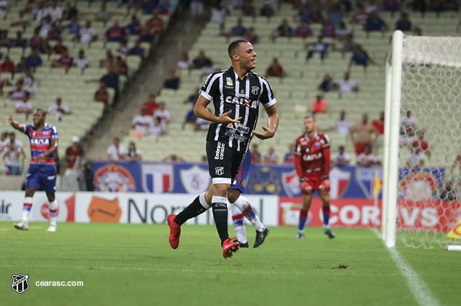 Cobiçado por grandes clubes, atacante Arthur renova com Ceará