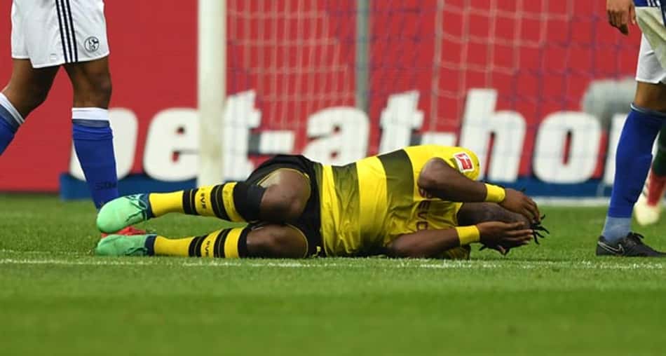 Batshuayi se despede do Dortmund após lesão no tornozelo esquerdo