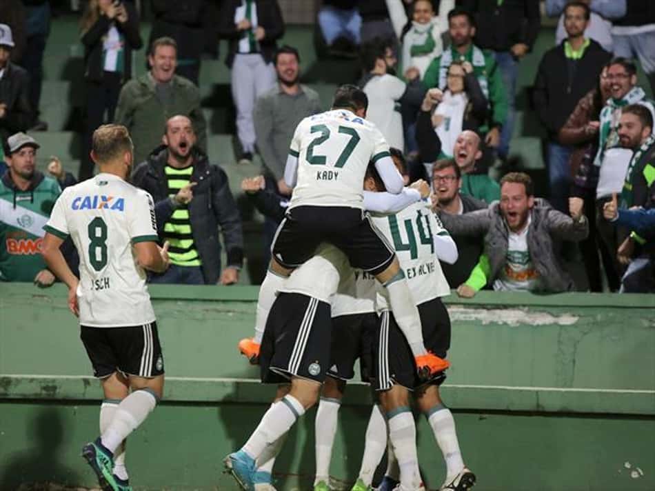 Sob o comando interino de Tcheco, Coritiba vence o Atlético-GO