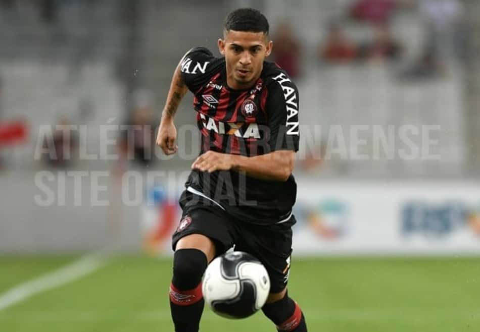Atlético-PR renova com ala Diego Ferreira até o final de 2018