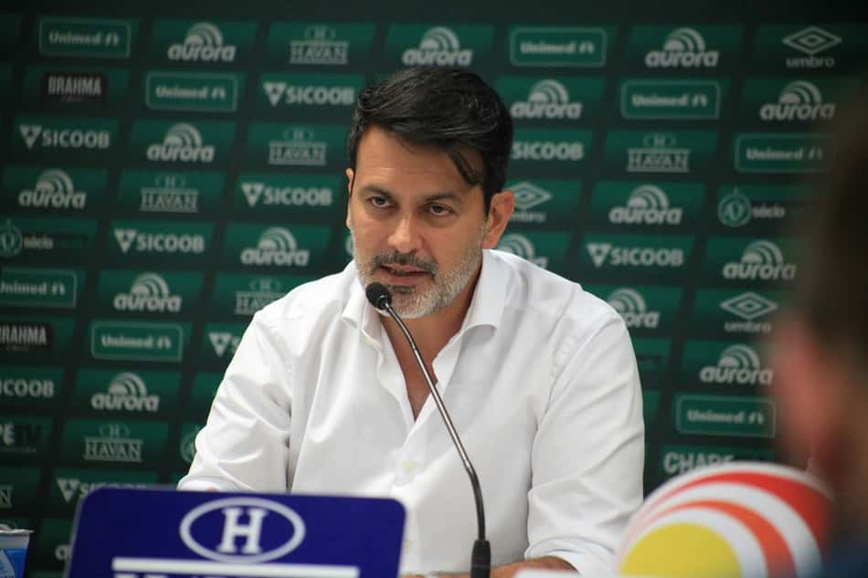 Chape tenta espantar má fase e diretor executivo nega crise no clube