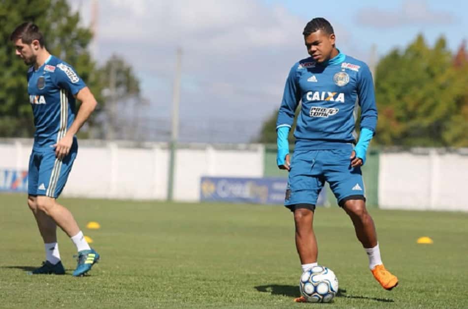 Meia comemora vitória do Coritiba na Série B e exalta chance na equipe