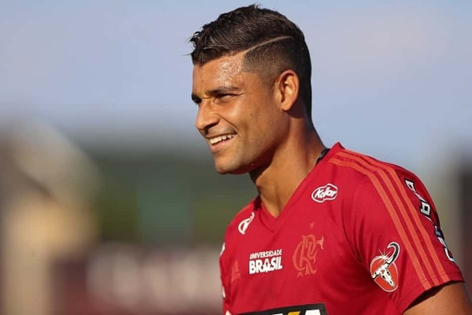 Aos 33 anos, meia Ederson anuncia aposentadoria do futebol: 'Muitas dores no joelho'