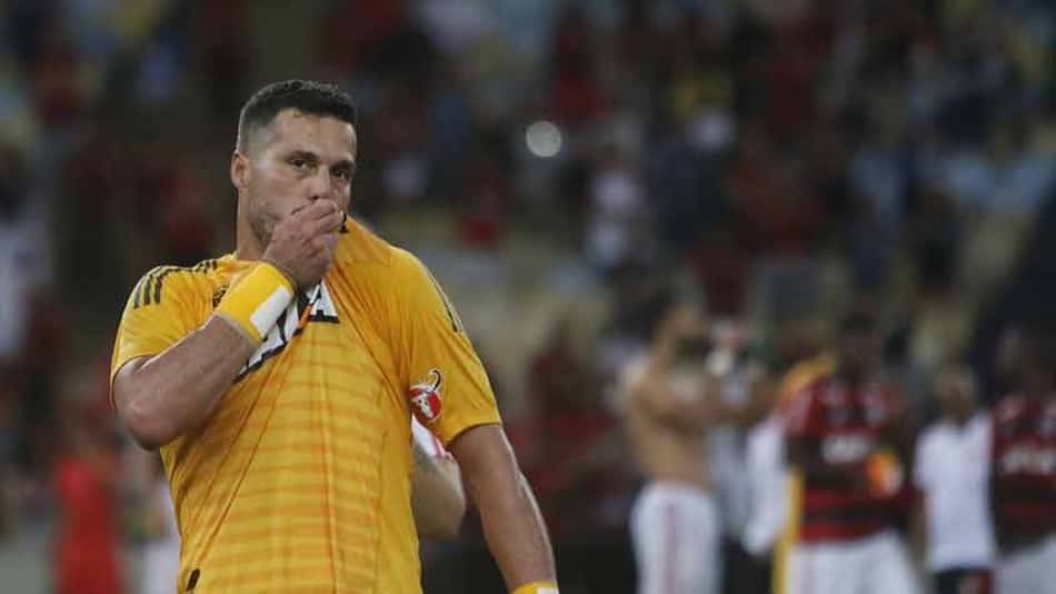 O último ato de Julio Cesar no futebol foi com Maracanã lotado e grande atuação. O goleiro teve participação decisiva no triunfo rubro-negro: grandes defesas e a habitual liderança. Além dele, Henrique Dourado - que marcou os gols da partida - também se destacou durante os 90 minutos. Confira, a seguir, as notas do LANCE! (Por Felippe Rocha - felipperocha@lancenet.com.br).