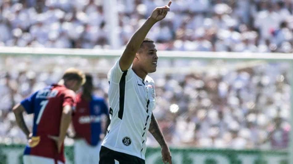 O Corinthians goleou o Paraná por 4 a 0, na Vila Capanema, pela segunda rodada do Brasileirão, com bela atuação do lateral-esquerdo Sidcley. O jogador deu a assistência no primeiro gol e fez o segundo, ambos ainda no primeiro tempo e que deixaram a equipe tranquila para o restante da partida (notas por Vitor Chicarolli) 
