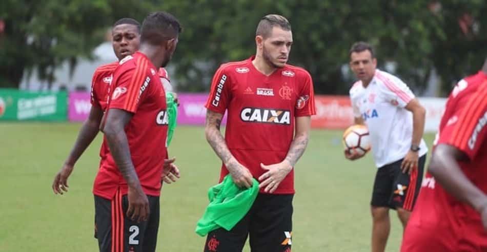 Revelação da base do Fla, Thiago Santos acerta renovação até 2020