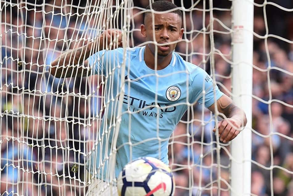 Gabriel Jesus (Manchester City) - No jogo de comemoração do título inglês, o City goleou o Swansea por 5 a 0. Titular, Gabriel Jesus participou bem do jogo e vem mostrando evolução positiva desde a sua lesão. O atacante poderia ter feito dois gols, mas perdeu um pênalti (no rebote, Bernardo Silva marcou o gol). Nos últimos minutos do jogo, Gabriel Jesus marcou o seu gol e fechou a goleada. Participativo, o brasileiro chutou quatro vezes a gol e acertou 91% dos passes que tentou. De Bruyne, David Silva e Sterling completaram o placar.
