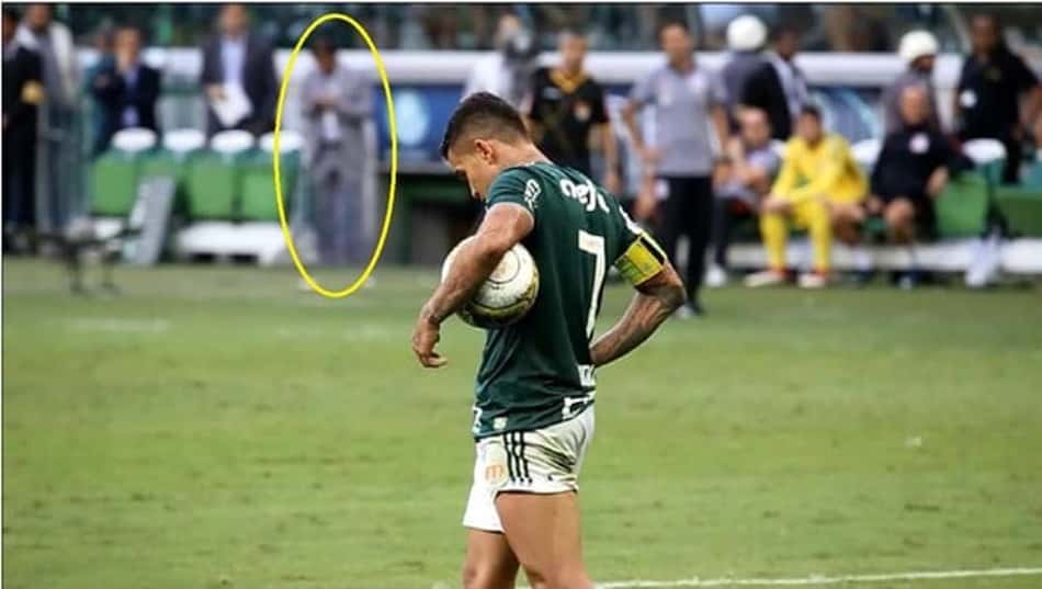 Imagem mostra Marcio Verri Brandão à beira do campo