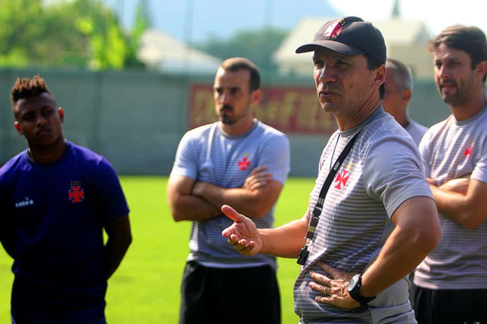 Com São Januário cheio, Zé define estratégia contra o Racing: paciência