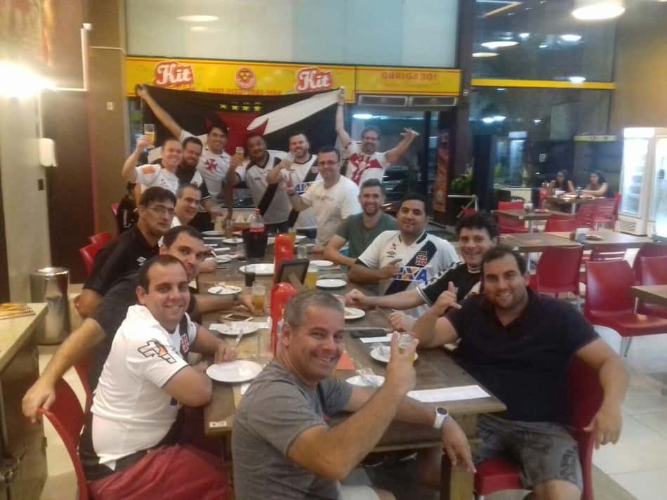 Grupo de vascaínos faz ação beneficente antes de jogo com Racing
