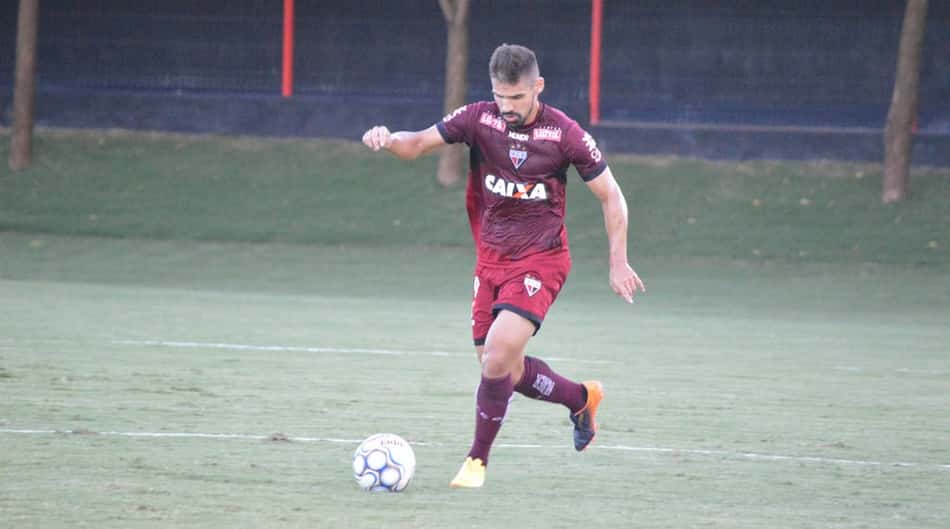 Após vitória, lateral quer Atlético-GO focado em duelo contra o CRB