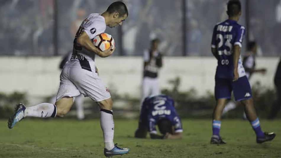 Sonho vivo! Vasco sai atrás, mas busca o empate com o Racing no Rio