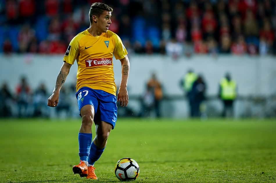 Matheus Savio em ação pelo Estoril