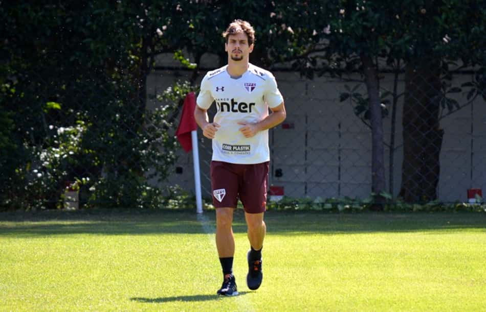 Zagueiro tem um entorse no pé esquerdo e não viaja com a delegação para a partida contra o Fluminense