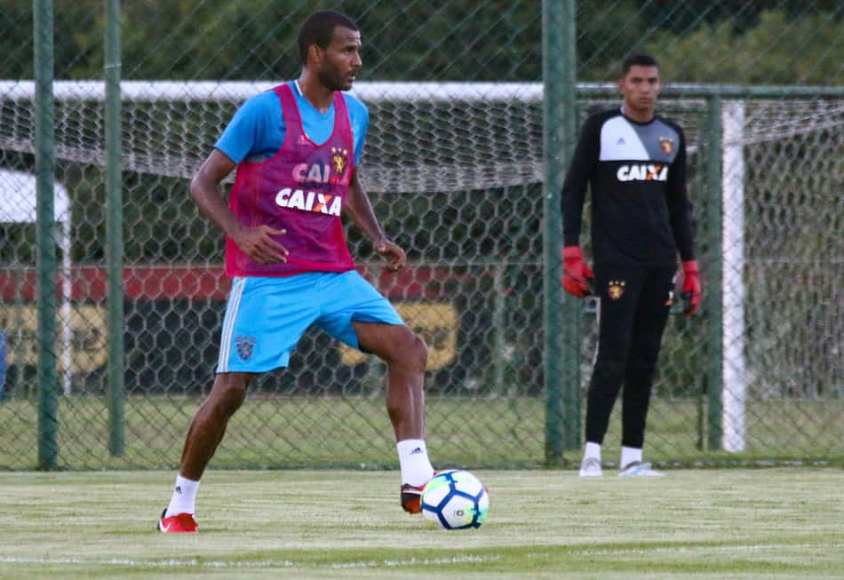 Sem contrato, Ernando se despede do Sport
