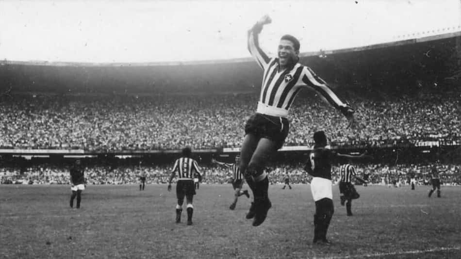 Botafogo cria camisa com as listras tortas em homenagem a Garrincha