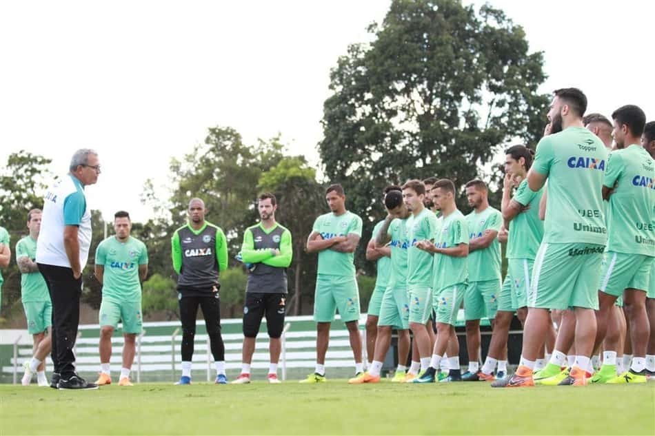 Hélio dos Anjos confirma lesões como principal fator para maus resultados
