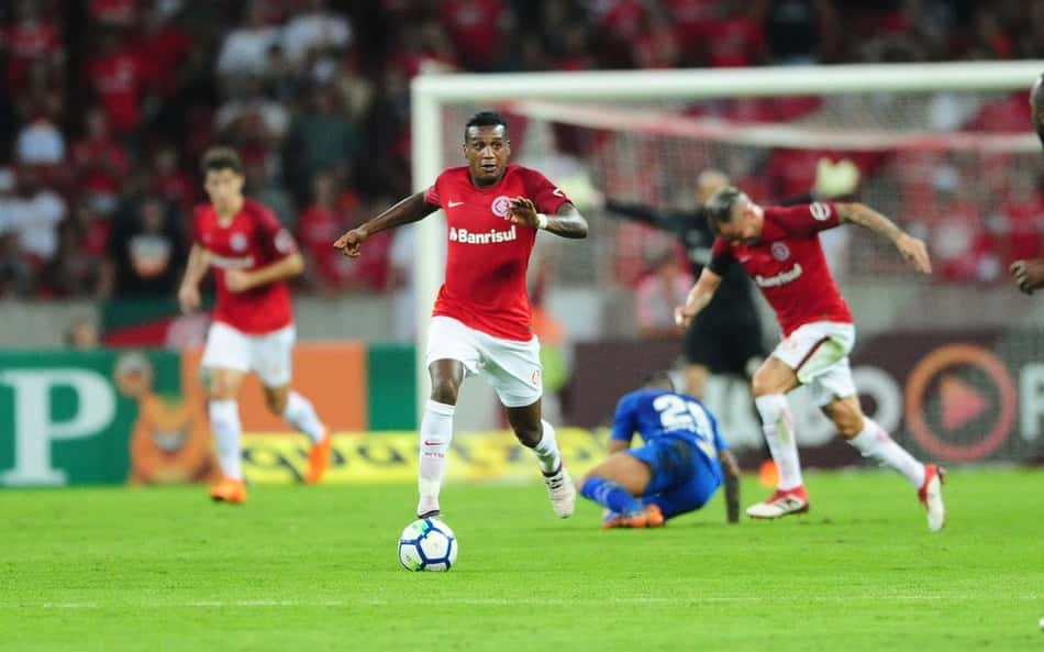 Tendo contrato chegando ao fim, Edenílson deve ser comprado pelo Internacional